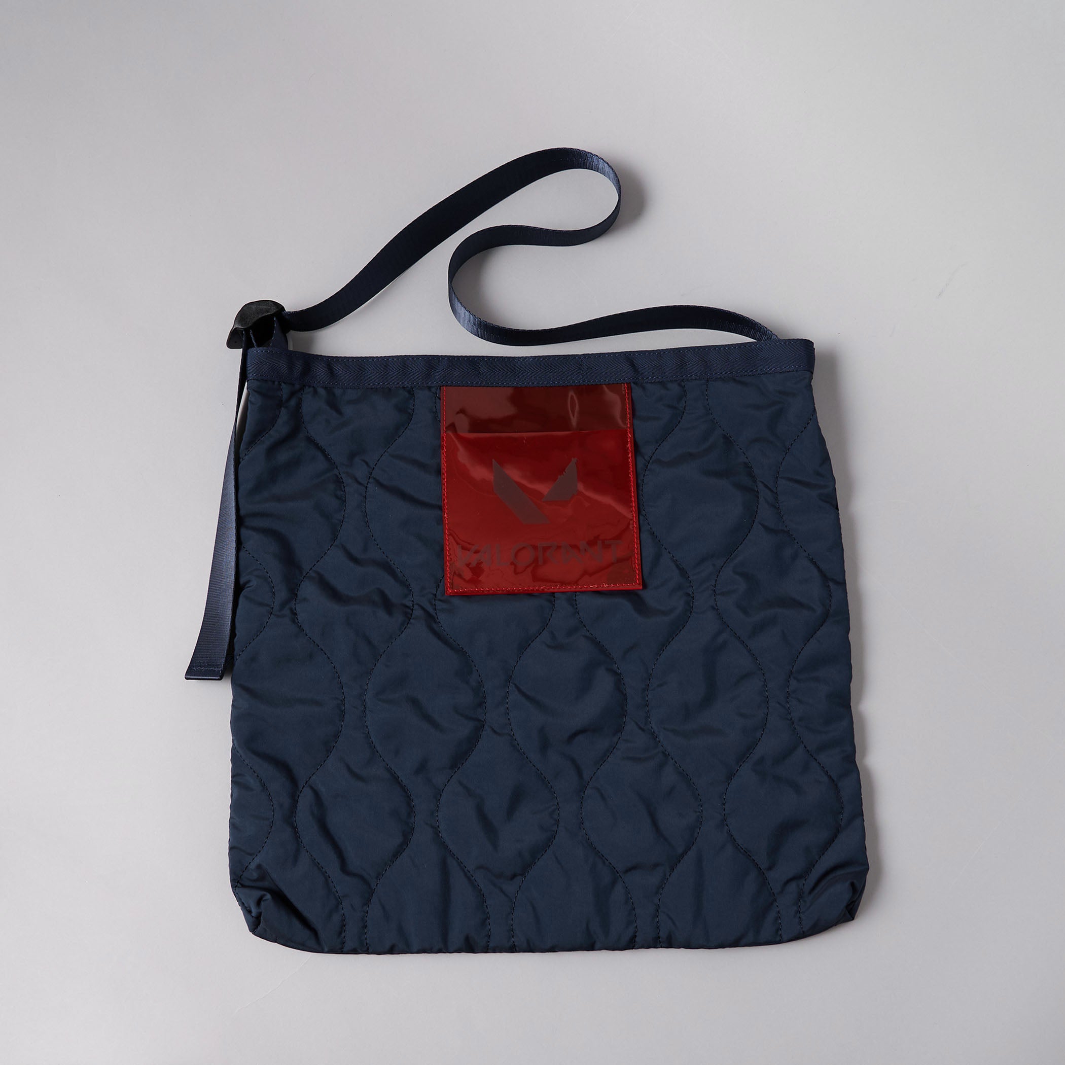 VALORANT ショルダーバッグ (VLRNT×UA)Navy – インフォレンズ・ギーク VALORANT ショルダーバッグ (VLRNT×UA)Navy – インフォレンズ・ギーク