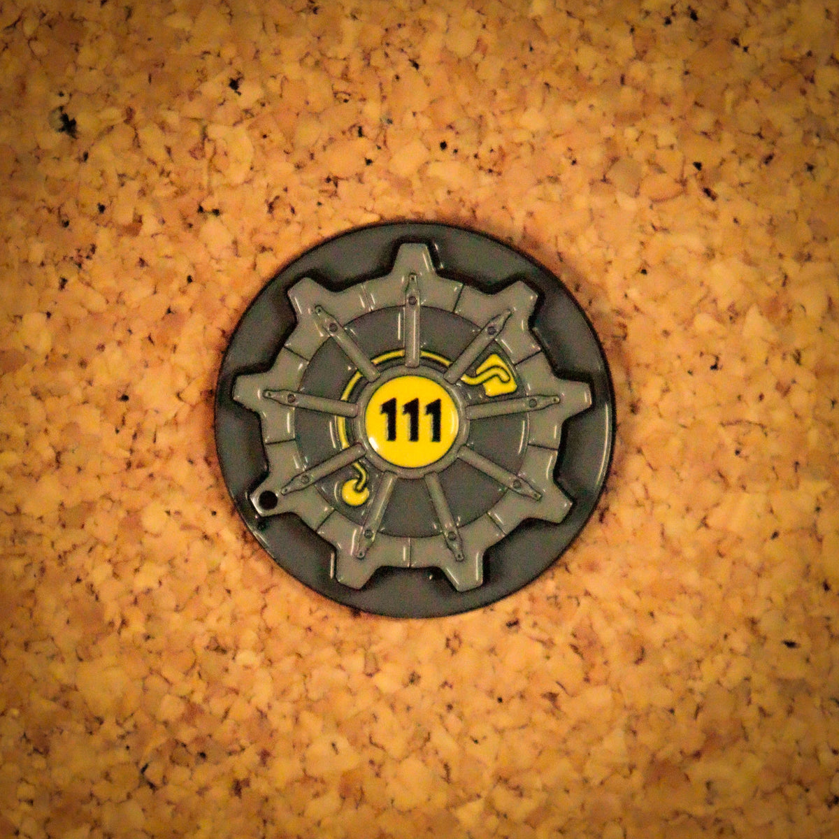 【予約商品】Fallout Vault 111 ヒンジ式扉ピンバッジ(シリアルナンバー入り)
