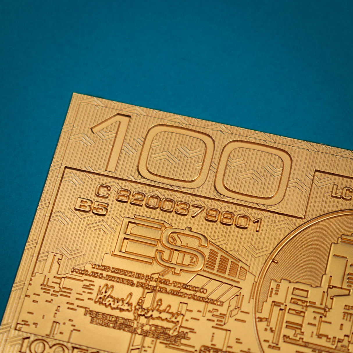 サイバーパンク2077 メタル ユーロドルレプリカ(シリアルナンバー入り)