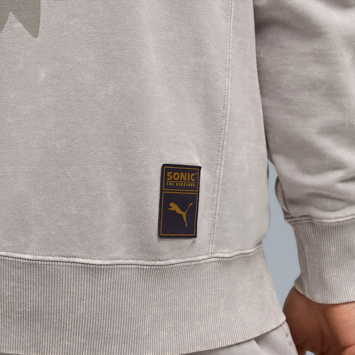 PUMA X SONIC リラックス グラフィック フーディ SMOKEY GRAY