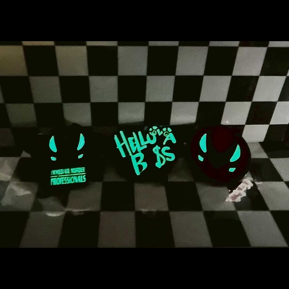HELLUVA BOSS I.M.P. ロゴ蓄光ピンバッジ